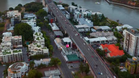 Volar-Sobre-Los-Autos-Que-Cruzan-El-Puente-De-La-Historia-En-Kangaroo-Point,-Brisbane,-Queensland,-Australia