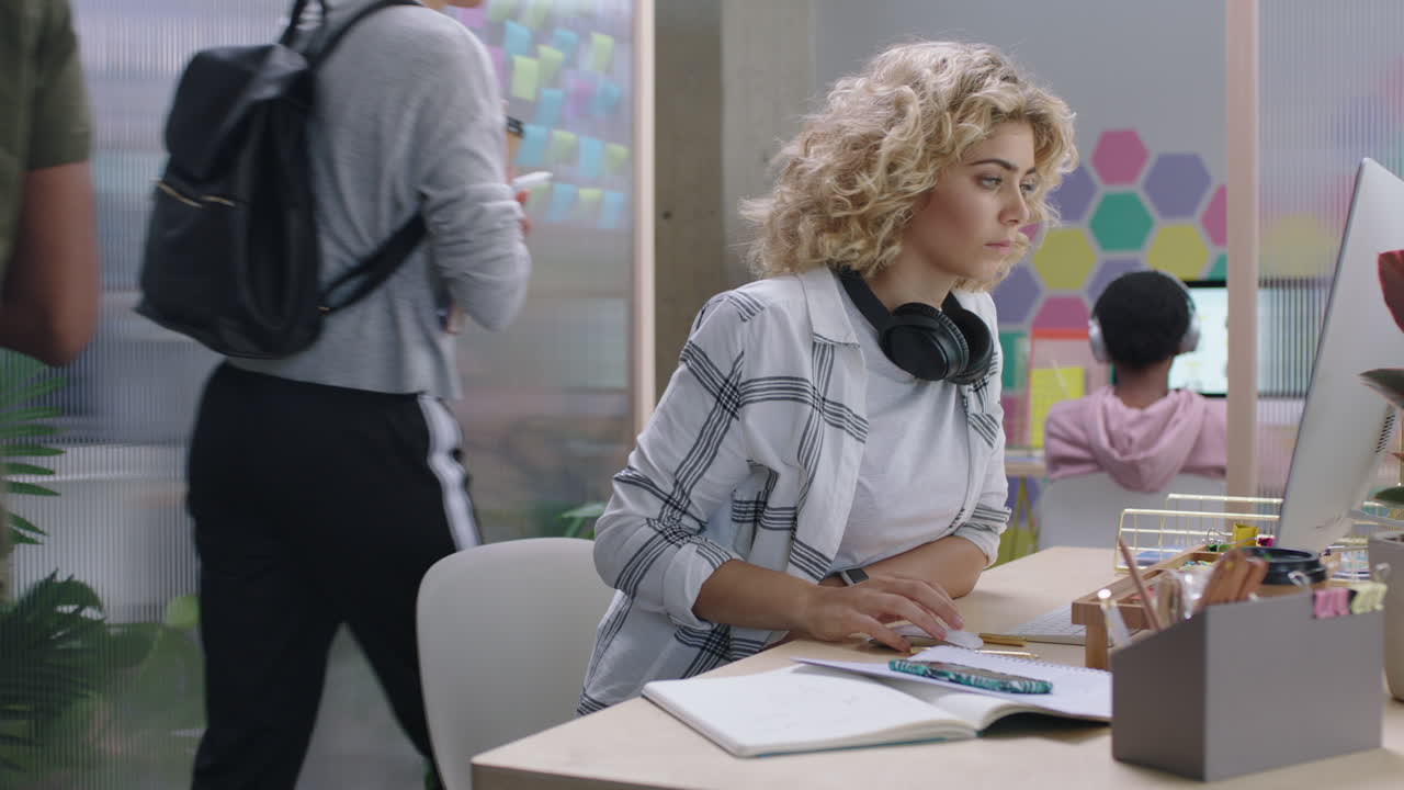 joven mujer de negocios de raza mixta que usa la computadora haciendo lluvia de ideas navegando en línea ideas de investigación para el proyecto de la empresa de inicio creación de redes leyendo correo electrónico en un lugar de trabajo de oficina moderno ocupado