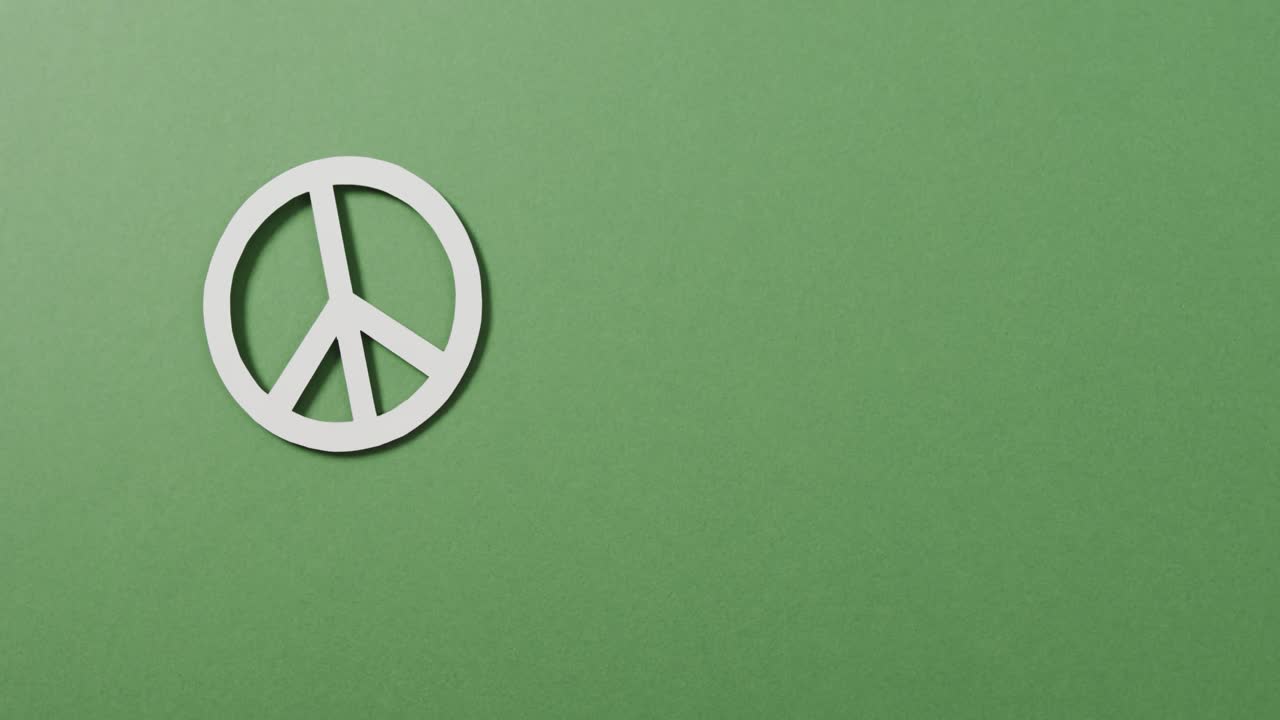 녹색 배경 에 있는  ⁇ 색 평화 표지판 과 복사 공간 의 클로즈업