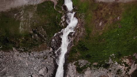 Vista-Superior-Del-Agua-Que-Fluye-Del-Embalse-De-Wasserfallboden-En-El-Desfiladero-Rocoso-En-Kaprun,-Austria