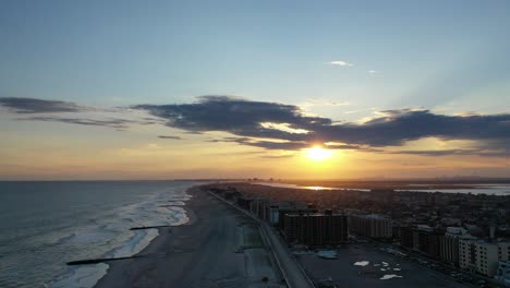 Ein-Hoher-Winkel,-Der-Während-Eines-Goldenen-Sonnenuntergangs-über-Einen-Leeren-Strand-Geschossen-Wird