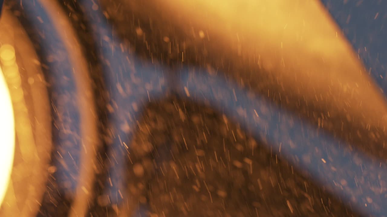 먼지 입자를 가진 따뜻한 빛의 근접 사진