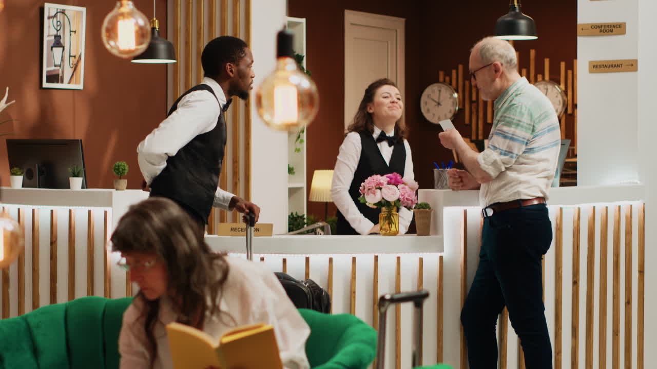 turista mayor haciendo el chequeo de rutina