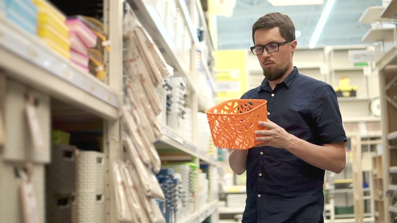hombre comprando cestas de almacenamiento en un supermercado
