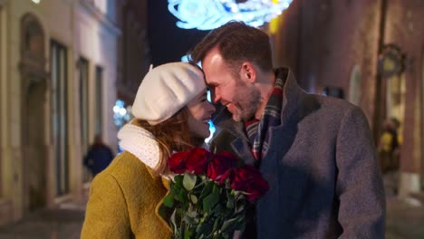 pareja amorosa pasando la noche en la calle de la ciudad