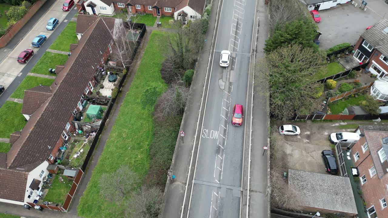자동차 위험한 큰 움푹 들어간 곳 주위를 돌다 영국 도로 머리 위 새의 눈 무인 항공기 공중선