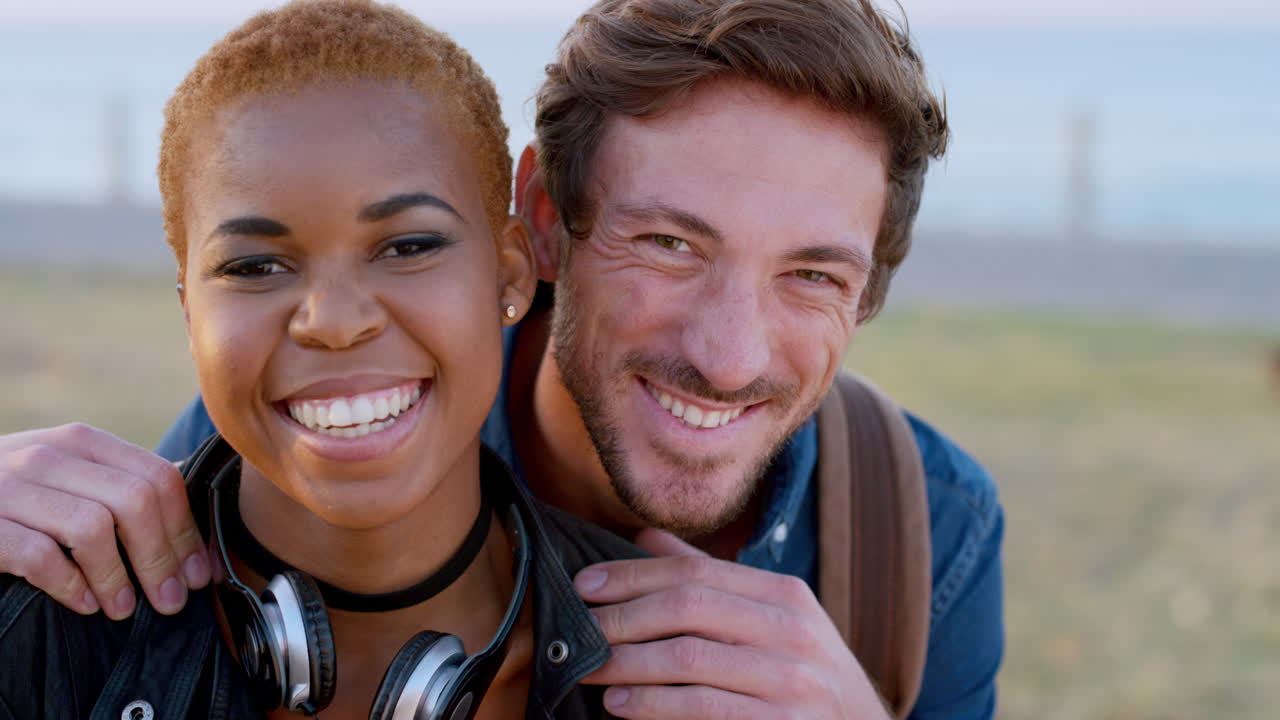 pareja interracial, cara y abrazo sorpresa