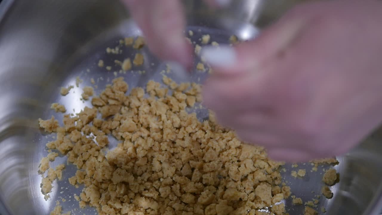 트라하나를 작은 조각으로 큰 비로 손으로 느린 동작으로 는 것