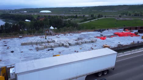 trabajador de servicio en la zona de construcción de puentes por carretera