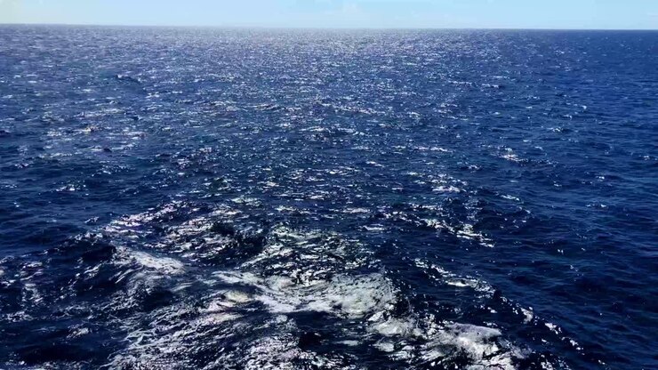 Acque caraibiche che scorrono, con il loro colore blu profondo