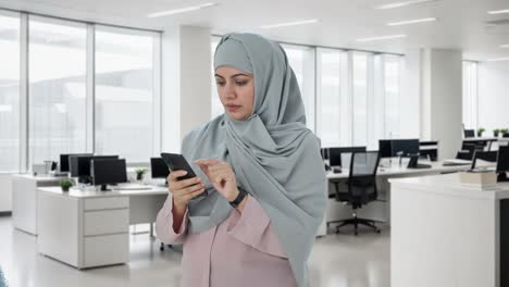 Muslimische-Geschäftsfrau,-Die-Ein-Telefon-Benutzt