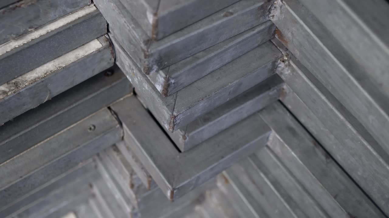 금속 재활용품은 끔하게 배열되어 있습니다. 외관은 오래된. 트럭은 왼쪽에서 오른쪽으로 습니다.