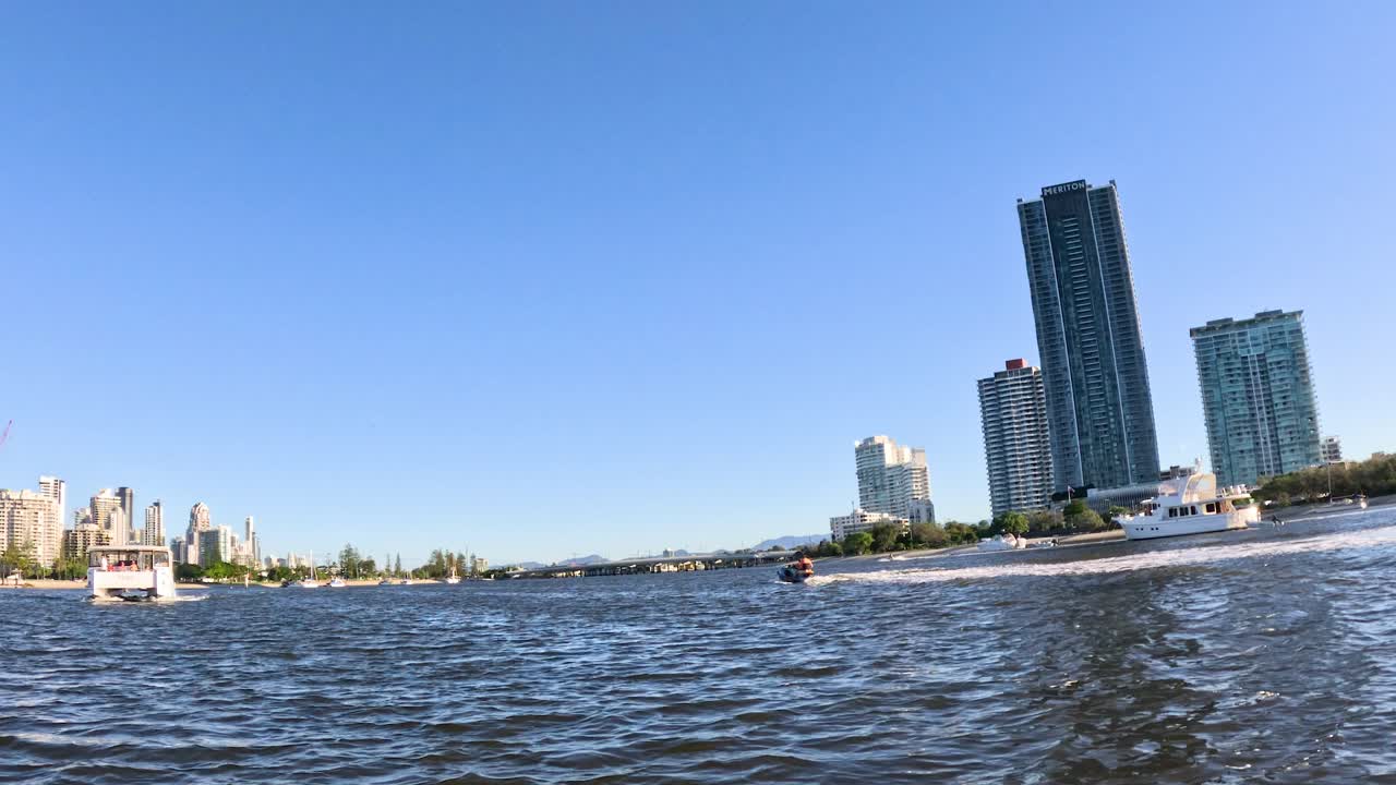 도시 스카이라인을 볼 수 있는 경치 좋은 보트 여행