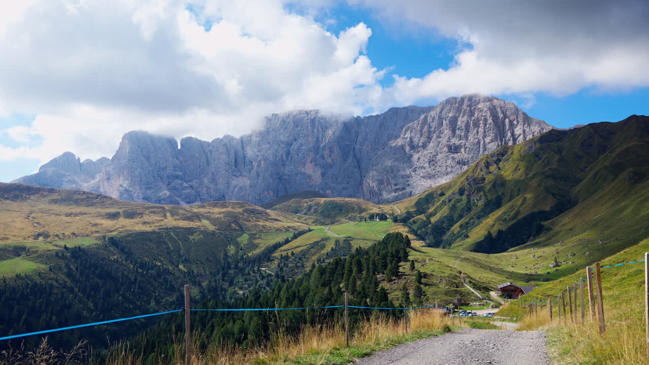 그림 같은 언덕 마을 아래의  ⁇ 은 거리에서 올려다보면, 정말로  ⁇ 장한 광경입니다. 산맥의 아름다운 바위 마천루를 보는 것은 놀라운 것입니다.