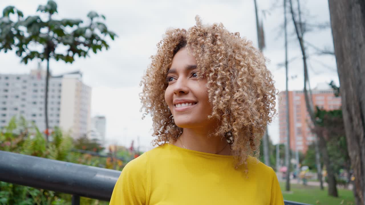 Primo piano panoramico di donna sorridente nella città di Bogotá, Colombia