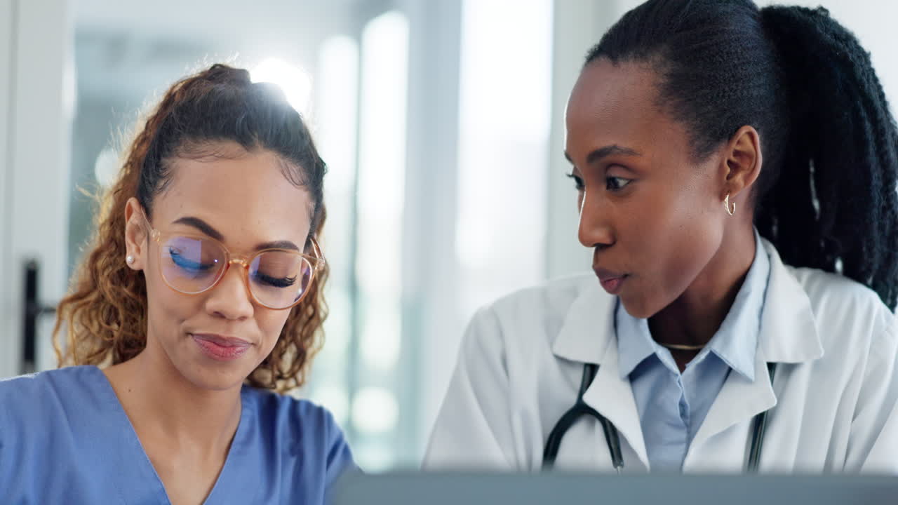 Medici, dottoresse e al laptop per la pianificazione
