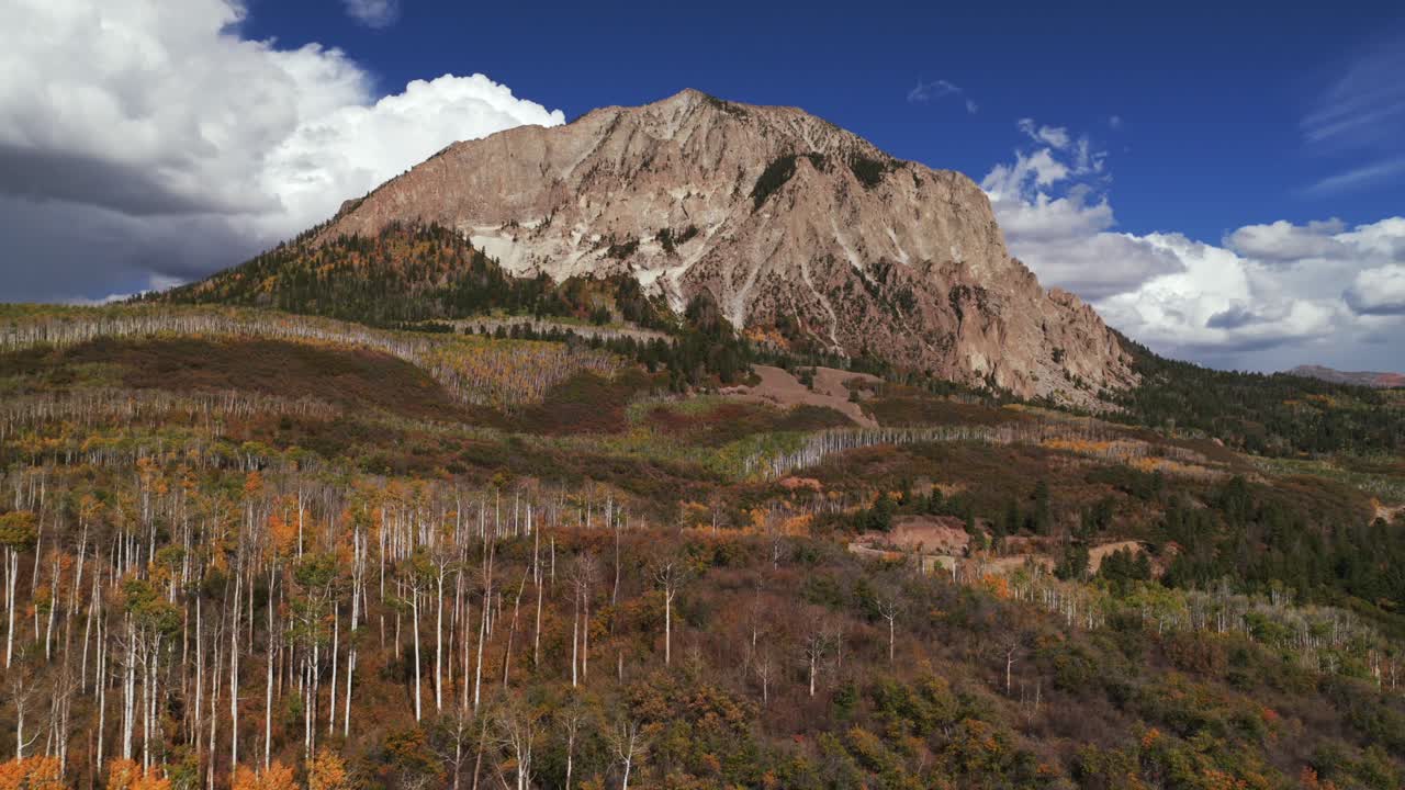 Marcellina Mountain Kebler Pass Ruby Peak Raggeds Wilderness Colorado drone aereo pomeriggio soleggiato autunnale nuvole cielo blu colorato giallo alberi di Aspen Paonia Somerset Crested Butte cerchia a destra