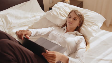 mujer trabajando en la computadora portátil en la cama