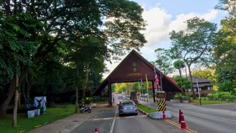 entrando en el parque, pasando por los puestos del mercado, el paseo panorámico