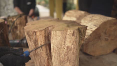 carpintero trabajando en una pieza de madera en un taller de carpintería