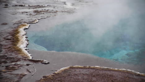 Türkisblauer-Strokkur-Geysirpool-Mit-Dampf