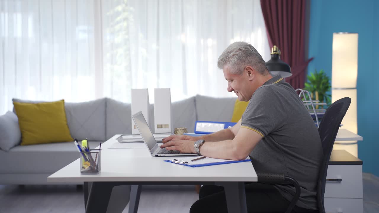 trabajador de oficina en casa feliz y sonriente.