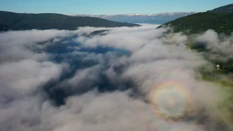 imágenes aéreas de la hermosa naturaleza de noruega sobre las nubes.