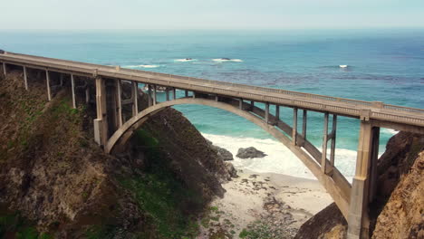 vista de drones de big sur y rocky creek bridge en el oeste de california