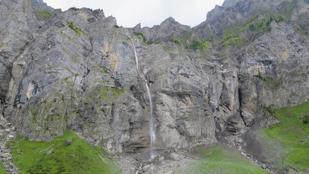Riprese aeree cinematografiche con drone che mostrano lo spettacolare paesaggio alpino, le vette montane, le valli verdi e il tradizionale villaggio di Adelboden nell'Oberland Bernese, Svizzera