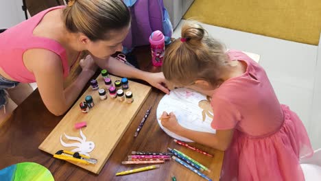 madre e hija participando en actividades artísticas