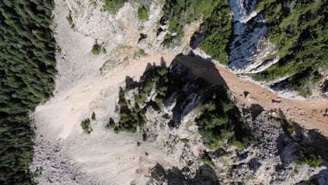 Vista-Aérea-De-La-Formación-De-Roca-Arenisca-Y-Caliza-En-Una-Montaña-Con-árboles-Verdes-Y-Exuberantes-En-Un-Día-Soleado