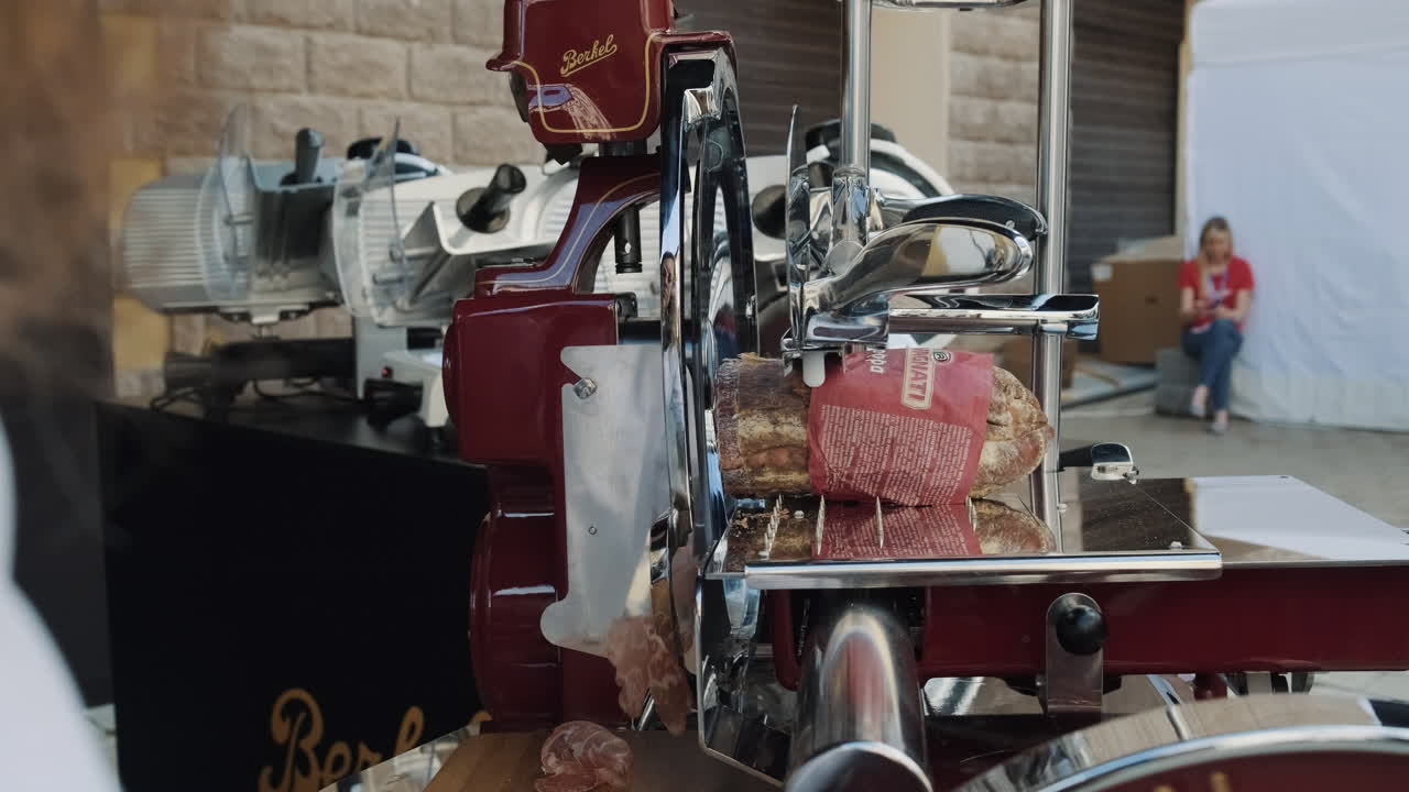 cortadora de carne de época en acción