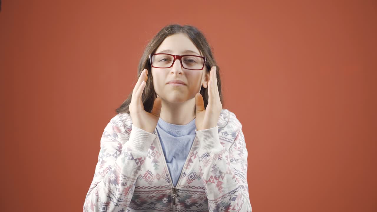 la joven que tiene problemas para ver. problema ocular.
