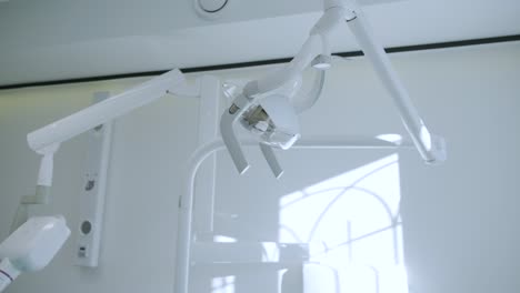 práctica dental moderna. silla dental y otros accesorios utilizados por los dentistas en azul, luz médica. ojo de pez
