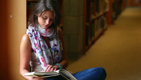 Student-Liest-Ein-Buch,-Das-Am-Fenster-Sitzt