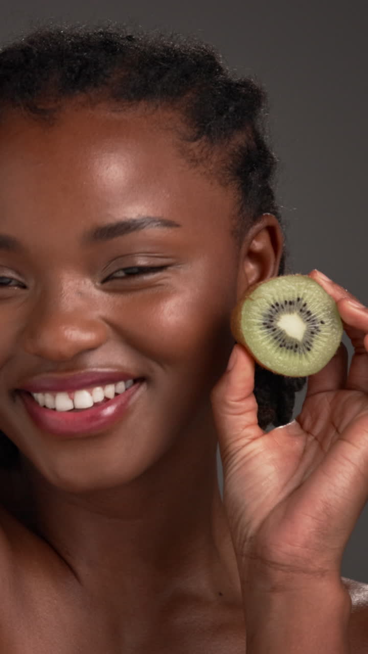 Mulher bonita com kiwi fresco