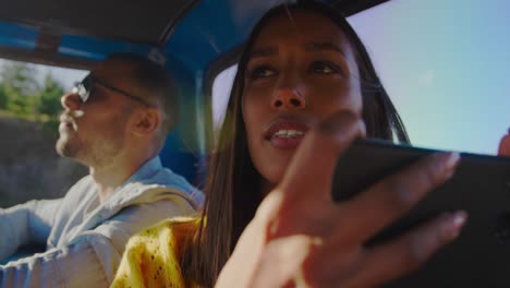 pareja joven en un viaje por carretera en su camioneta pick-up