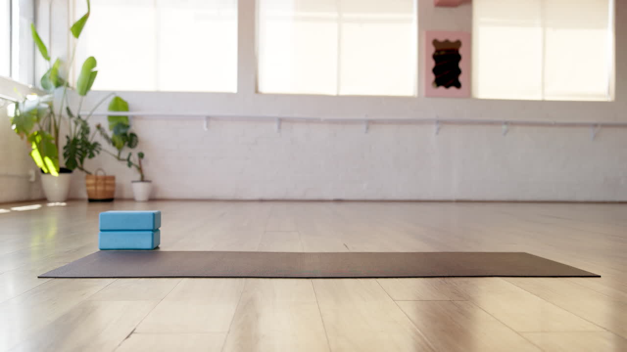 Attrezzatura per yoga con tappetino e blocchi