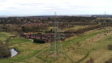 vista aérea ascendente de distribución de electricidad torre de alimentación con vistas a la campiña británica