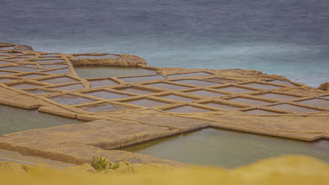 Las-Famosas-Salinas-Están-Talladas-En-La-Costa-De-Piedra-Caliza-En-La-Bahía-De-Xwejni