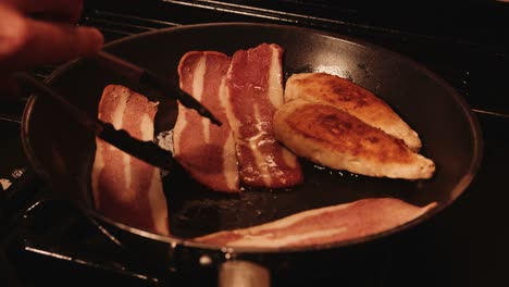 chef tongs girando el tocino vegano en la sartén caliente