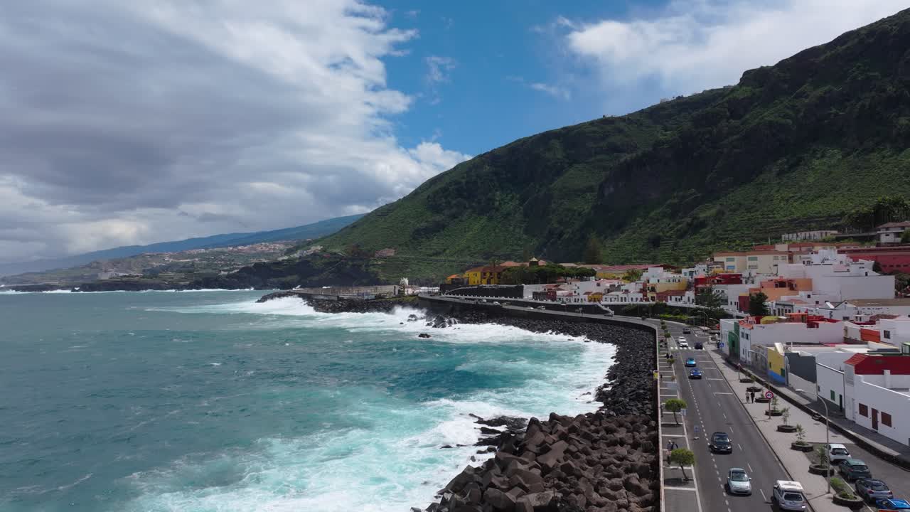 Panoramica aerea 4K con drone di grandi onde che si infrangono sulla costa rocciosa vulcanica di Garachico, Tenerife, durante la tempesta Therese. Oceano Atlantico turbolento e drammatico paesaggio costiero_053.