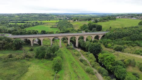imagen aérea desde el viaducto de newton cap en bishop auckland, condado de durham, reino unido