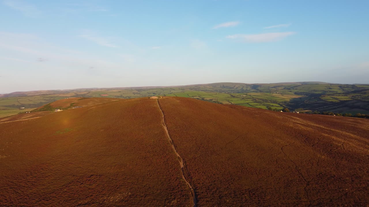 Západ slunce, klesající letecké záběry dronu nad vřesovištěm