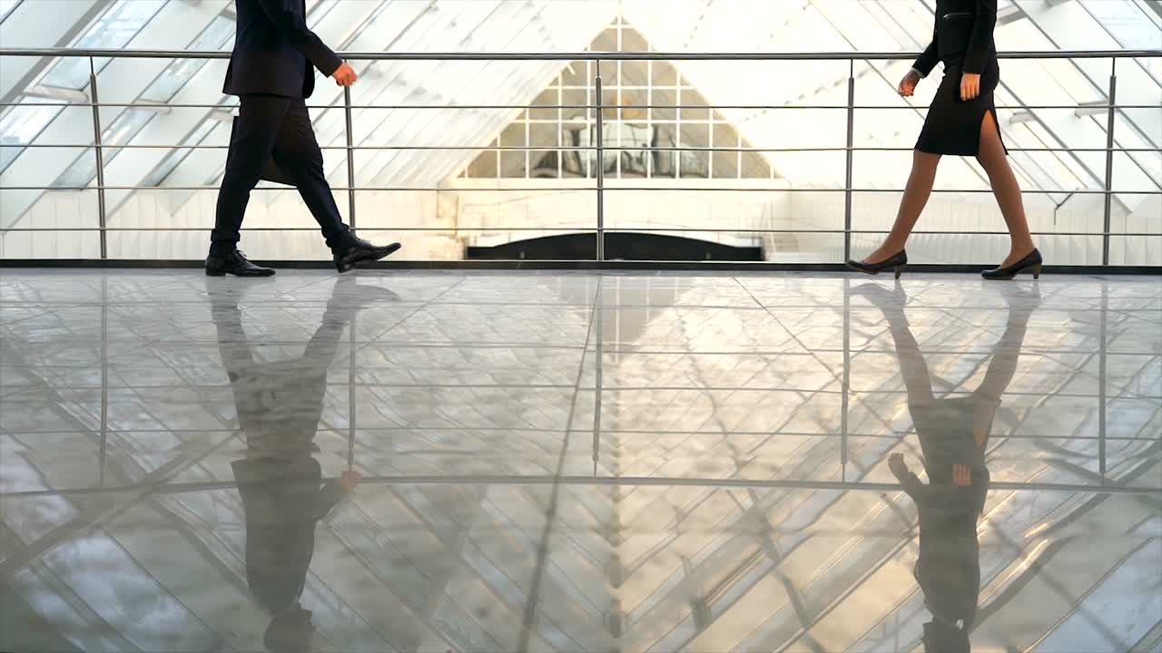 l'uomo d'affari e una donna d'affare si stringono la mano nella sala dell'ufficio.