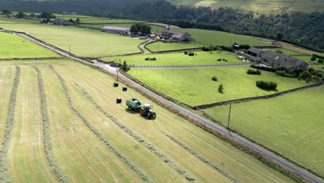 tractor verde cosechando heno en una vista aérea del paisaje rural de yorkshire