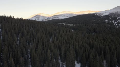 Luftflug-Entlang-Des-North-Star-Mountain-Zu-Einem-Gebirgspass-Bei-Sonnenuntergang,-Mit-Hoosier-Ridge-In-Der-Ferne