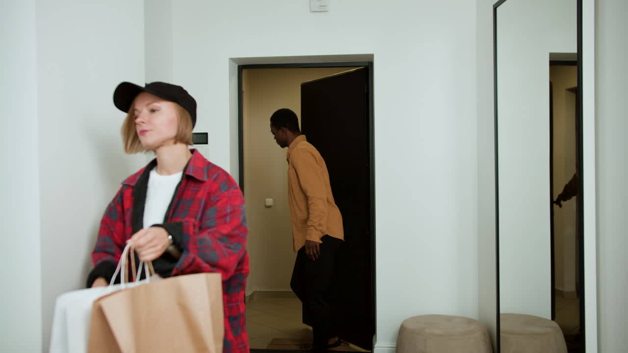 음식 배달을 받는 남자