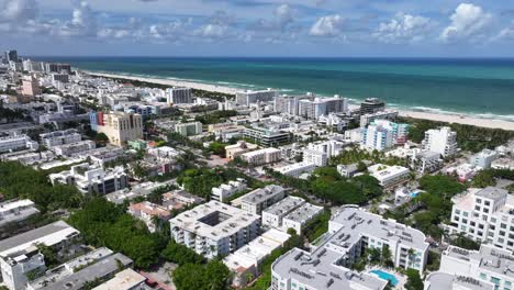 south beach, miami con edificios vibrantes, exuberante vegetación y una extensa costa