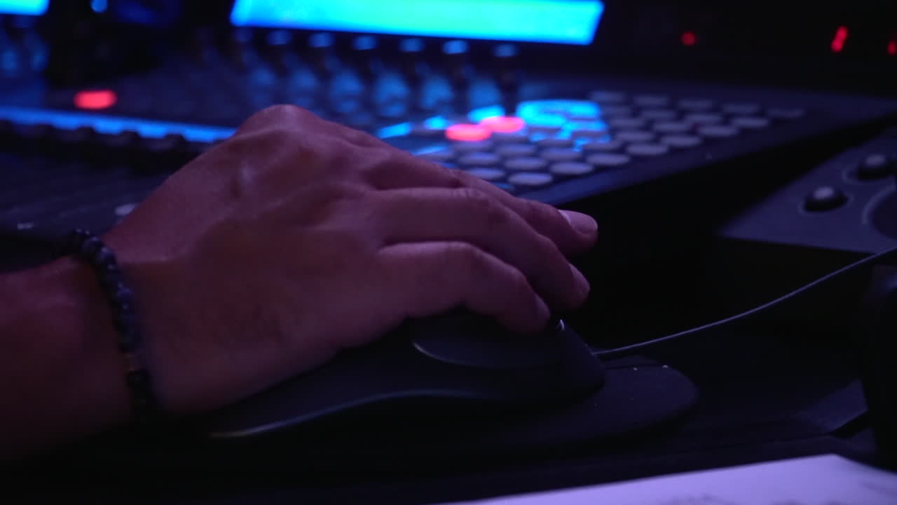 남자가 녹음실에서 믹싱 보드 뒤에서 일하고 있다